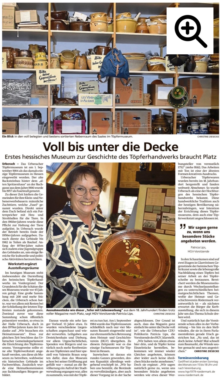 Toepfermuseuem_Regal mit Toepfen_lupe